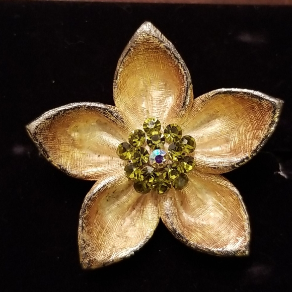 Vintage Flower Pin - Picture 3 of 9